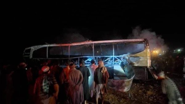 叁鑫策略 阿富汗西部一大巴车发生交通事故起火 已致76人死亡