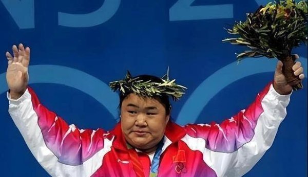 优配交易 山东女孩奥运举182.5公斤夺金，血压飙220昏倒，她现在过得怎样？
