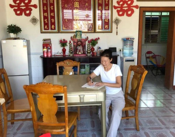 通盈配资 天门：带着“婆婆妈妈”加工鞋套，一年挣了近50万元！她说，60岁，正是闯的年纪！